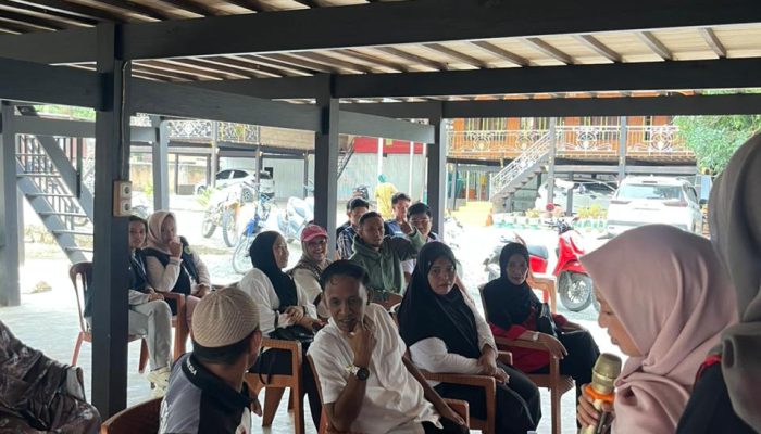 Mahasiswa KKN Unhas Posko 115 Hadirkan Inovasi Paving Blok dari Sampah Plastik di Desa Kampale