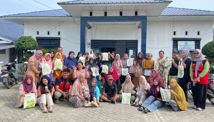 Mahasiswa KKN-T Unhas Gelar Pelatihan Ecoprint bagi Ibu Penerima PKH di Kelurahan Empagae