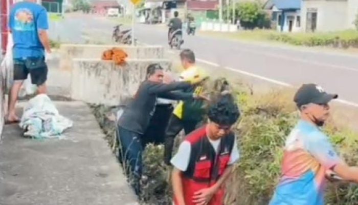 Pemdes Mojong Bersama KKN-T 115 Inovasi Daerah Unhas Laksanakan Kerja Bakti