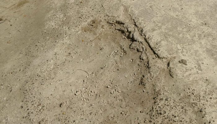 Plat Duiker Baru di Pangker Sidrap Retak, Warga Pertanyakan Kualitas Proyek
