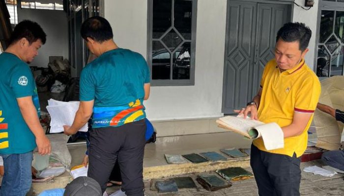 Jumat Bersih, Pegawai Kantor Pertanahan Kabupaten Sidenreng Rappang Bersihkan Mushallah dan Lingkungan Kantor