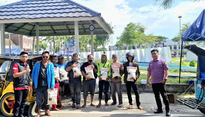 Annur Maarif Gelar Amalia Ramadan Serentak, Ratusan Sak Beras Disalurkan untuk Warga
