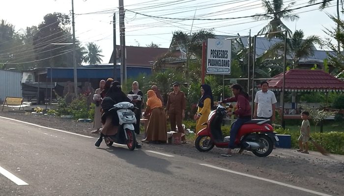 Pemdes Padangloang Berbagi Takjil kepada Pengendara.