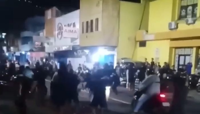 Negara Kalah Sama Mainan? Jalan Poros Pinrang Dikuasai ‘Perang Jelly’, Warga Tantang Polisi Bertindak