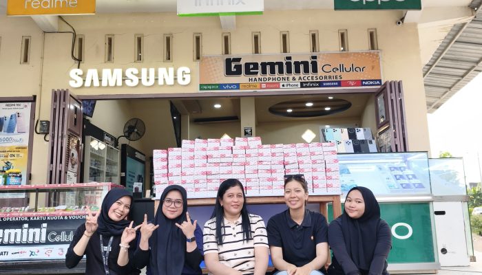 Gemini Seluler Berbagi Takjil di Jalan Poros Rappang–Pangkajene