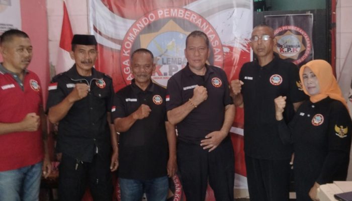 Ketua Lembaga KPK Sidrap Serahkan SK dan ID Card Anggota, Tegaskan Komitmen Berantas Korupsi