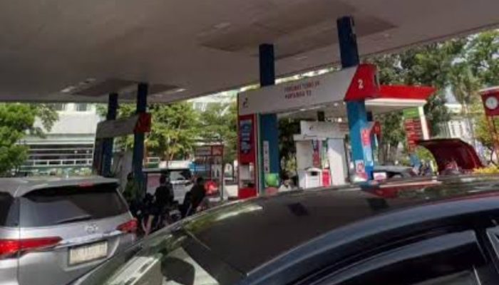 Pertamina Klaim Stok BBM Aman, di SPBU Antre dan Habis, Siapa Bermain?