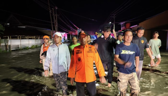 Tengah Malam Usai dari Jakarta, Bupati Sidrap Langsung Turun ke Lokasi Banjir Amparita