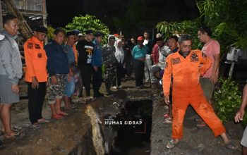 Pantang Tinggalkan Lokasi Sebelum Tuntas, Bupati Sidrap Pimpin Langsung Perang Lawan Banjir hingga Tengah Malam