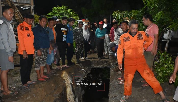 Pantang Tinggalkan Lokasi Sebelum Tuntas, Bupati Sidrap Pimpin Langsung Perang Lawan Banjir hingga Tengah Malam