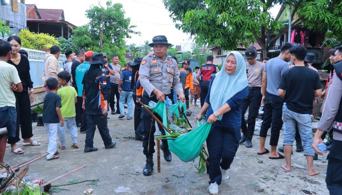 Polisi dan Warga Sidrap Turun Bersama Bersihkan Irigasi, Lawan Sampah Penyebab Banjir