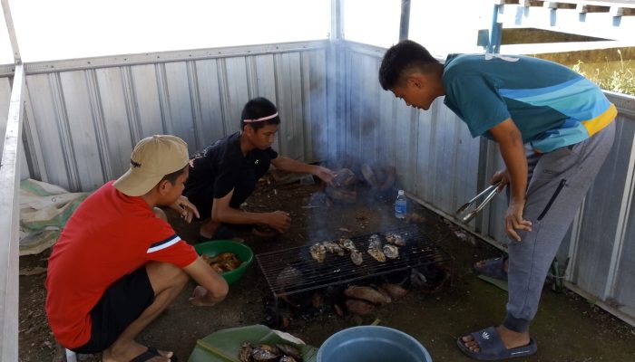 Nikmati Liburan di Jembatan Pelangi Lagading, Bakar Ikan Bersama Teman Sekolah Jadi Momen Seru