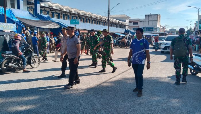 Tim Gabungan Gelar Kerja Bhakti di Pasar Pangkajene