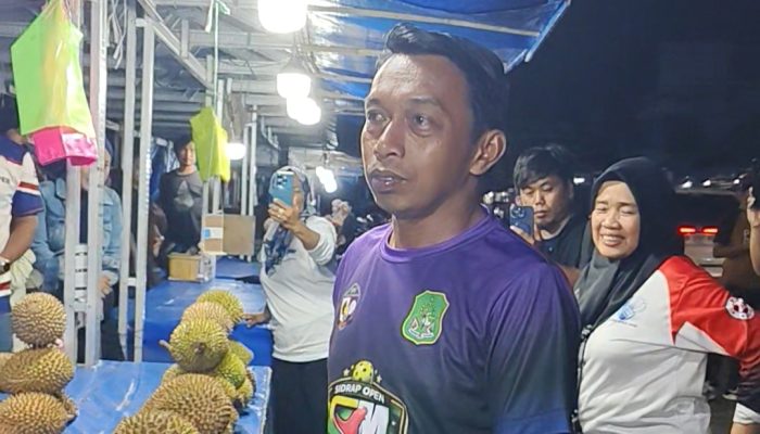 Minggu Malam di Rappang, Bupati Sidrap Blusukan ke Lapak Buah dan Sapa Pedagang