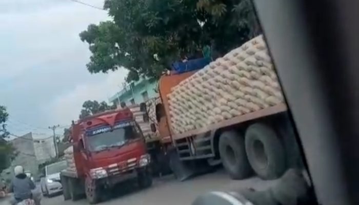 Lapor Pak! Aktivitas Bongkar Semen di Depan Toko Nabila Sidrap Dikeluhkan Pengguna Jalan