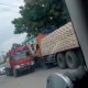 Lapor Pak! Aktivitas Bongkar Semen di Depan Toko Nabila Sidrap Dikeluhkan Pengguna Jalan