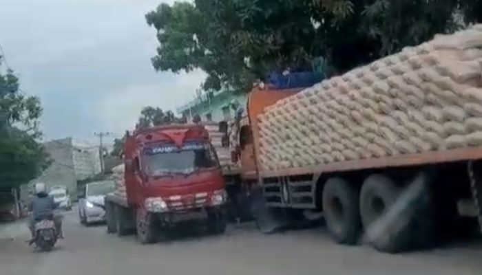 Resahkan Pengendara, Aparat Diminta Turun Tangan Tertibkan Parkiran Truk Semen Toko Nabila