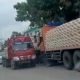 Resahkan Pengendara, Aparat Diminta Turun Tangan Tertibkan Parkiran Truk Semen Toko Nabila