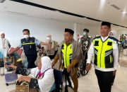 Luar Biasa! Dikira Petugas Bandara, Bupati Sidrap Bikin Heboh Sambut Jemaah Haji di Tangga Pesawat