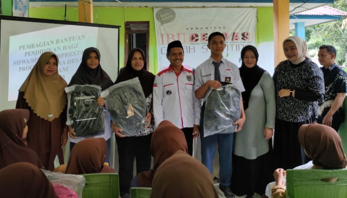 Dana Desa untuk Prestasi, Pemdes Lebani Hadiahi Siswa Berprestasi dengan Tas dan Perlengkapan Sekolah