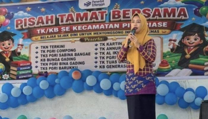 Bunda PAUD Sidrap Kobarkan Semangat Indonesia Emas 2045 di Pisah Tamat TK/KB Pitu Riase
