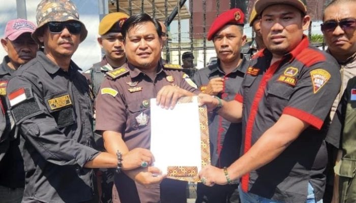 Blokade Jalan di Depan Kejati Sulsel, GRIB JAYA Desak Pengusutan Dugaan Penyimpangan Dana Pendidikan