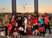 Andi Haruna Ajak Mahasiswa KKN Unhas Nikmati Suasana wisata di PLTB Sidrap.