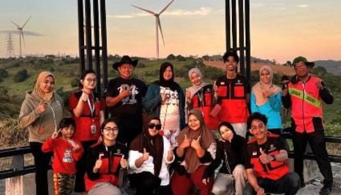 Andi Haruna Ajak Mahasiswa KKN Unhas Nikmati Suasana wisata di PLTB Sidrap.