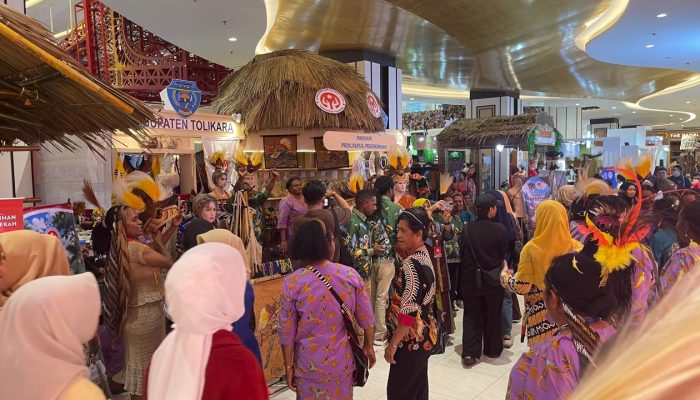 Stand Dekranasda Tolikara Curi Perhatian di Makassar, Kerajinan Emas Papua Jadi Primadona Pengunjung