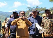 Selamatkan Masa Depan Papua, Willem Wandik Turun Langsung Berantas Judi dan Miras di Tolikara
