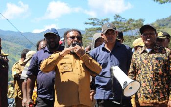 Selamatkan Masa Depan Papua, Willem Wandik Turun Langsung Berantas Judi dan Miras di Tolikara