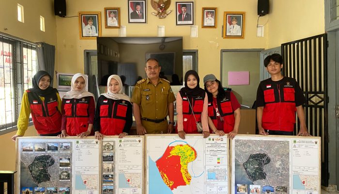 Mahasiswa KKN-T Unhas Lakukan Pemetaan Fasilitas Umum dan Tingkat Kerawanan Tsunami di Desa Lotang Salo.