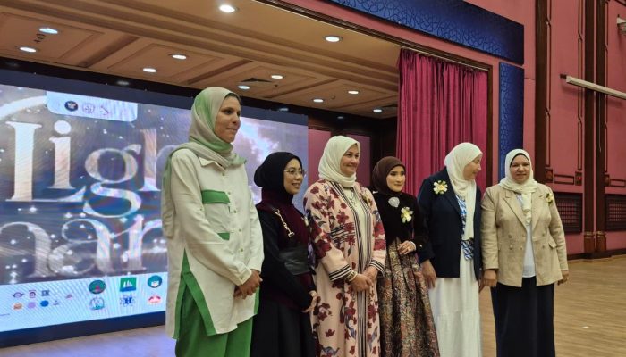 Prof. Nahla Al-Saidi Puji Lina Sukijo, Desainer Indonesia Hadirkan Warna Baru di Universitas Al-Azhar Kairo