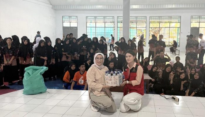 Putri Dwi Mahasiswa KKN-T Unhas Gelar Pelatihan Pembuatan Ecobrick bagi Siswa SMA Negeri 6 Makassar.