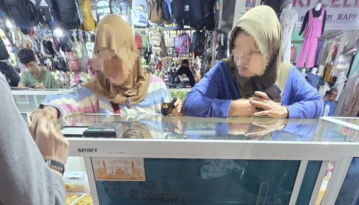 Terekam CCTV! Dua Perempuan Diduga Gasak Gelang Emas 10 Gram di Pasar Rappang, Modus Pura-pura Belanja