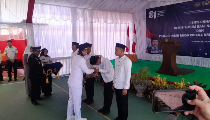 Bupati Enrekang Serahkan SK Remisi Umum kepada 113 WBP Rutan Enrekang di HUT ke-81 RI