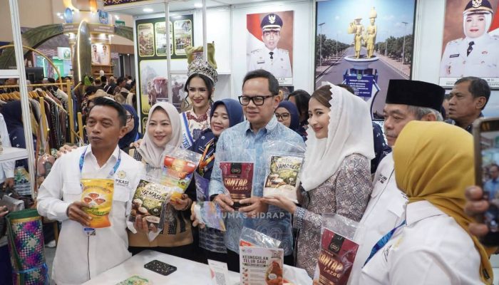 Stan Sidrap Curi Perhatian di AOE 2026, Wamendagri Bima Arya Ikut Belanja Produk Lokal