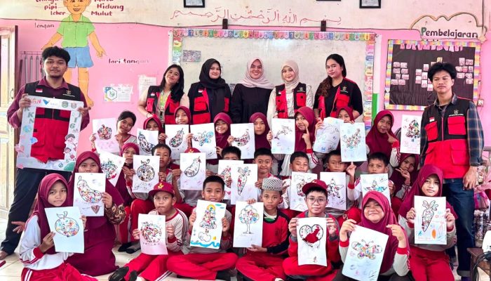 Andi Meutia Inayah Salsabila, Mahasiswi Psikologi KKN-T Unhas Hadirkan “GERAK BUMI” di SDN 238 Mallaulu Luwu Timur.