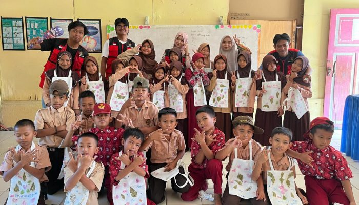 Siti Aisyah Maharani Mahasiswa KKN-T Inovasi Desa 116 Unhas Gelar Pelatihan Totebag Ecoprint Berbasis Lingkungan