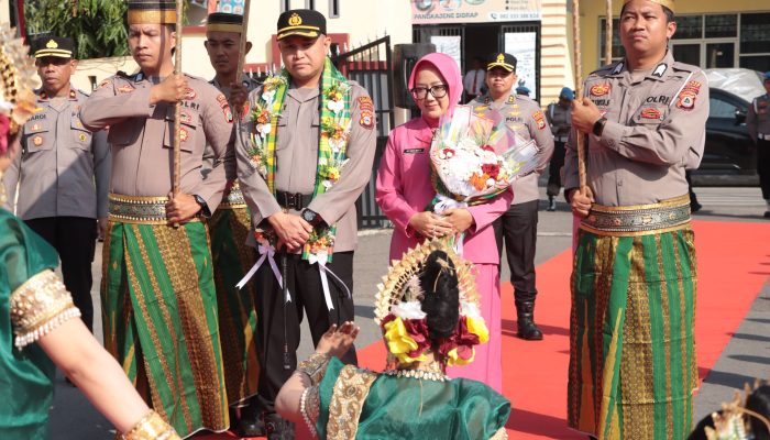 Disambut Tari Padduppa, AKBP Indra Waspada Resmi Nahkodai Polres Sidrap: “Saya Butuh Dukungan Seluruh Personel”