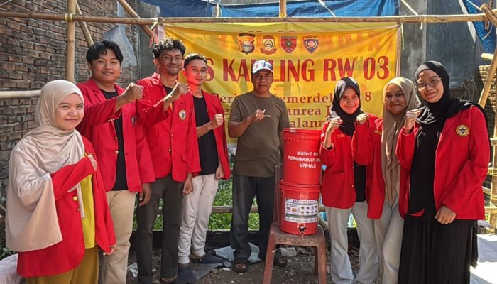 Nur Fadillah Mahasiswi KKN 116 Unhas Buat Ember Tumpuk untuk Pemanfaatan Sampah Organik.