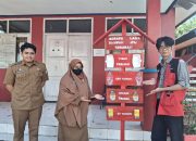 Mahasiswa KKN Unhas Pasang Plang Edukasi Waktu Urai Sampah di Kelurahan Bira 