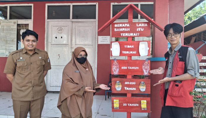 Mahasiswa KKN Unhas Pasang Plang Edukasi Waktu Urai Sampah di Kelurahan Bira 