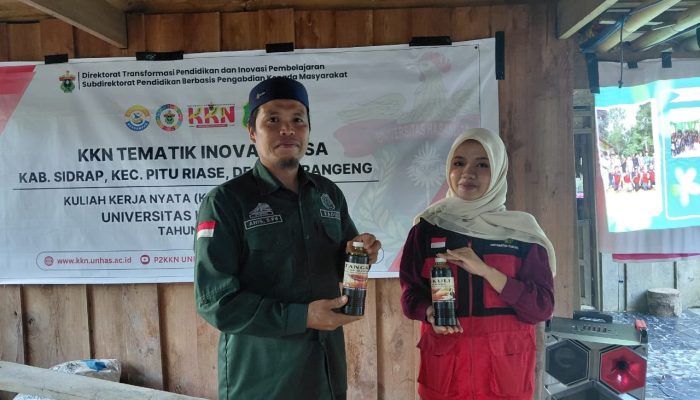 Mahasiswa KKN Unhas Inovasikan Gula Merah Cair melalui Program GULAMAS di Desa Leppangeng. 