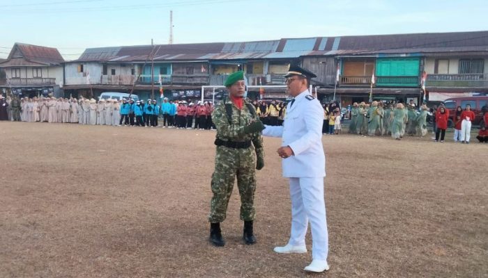 Kado HUT ke-49, Serka Irwan Dipercaya Pimpin Upacara Penurunan Bendera di Mallusetasi