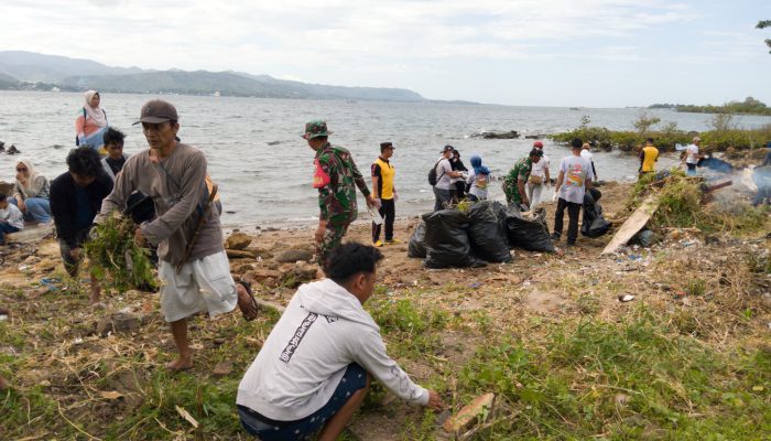 Jaga Kebersihan Lingkungan, Babinsa Koramil 1404-01/Suppa Pimpin Kerja Bakti Bersihkan Pantai di Desa Ujung Labuang