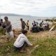 Jaga Kebersihan Lingkungan, Babinsa Koramil 1404-01/Suppa Pimpin Kerja Bakti Bersihkan Pantai di Desa Ujung Labuang