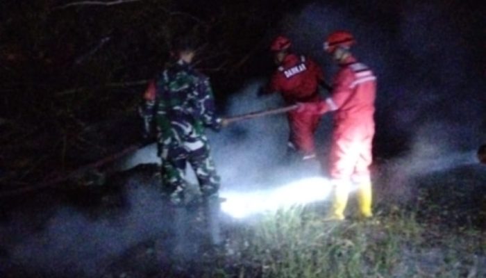 Gerak Cepat Babinsa Malimpung, Sigap Bantu Padamkan Kebakaran Lahan