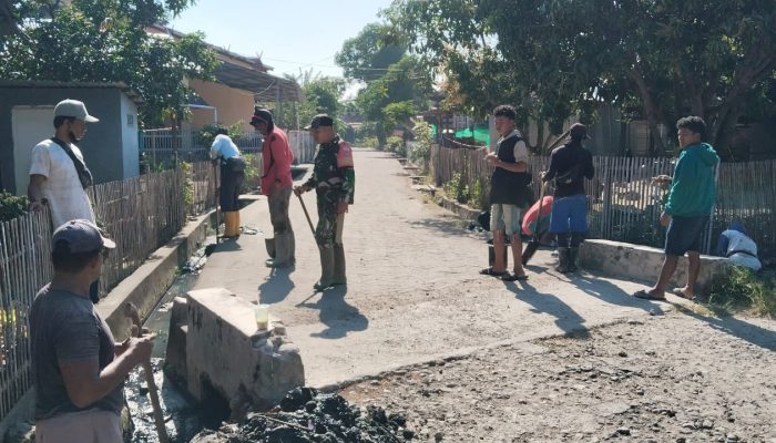 Wujudkan Lingkungan Bersih, Babinsa Patobong Bersama Warga Gotong Royong Bersihkan Gorong-Gorong