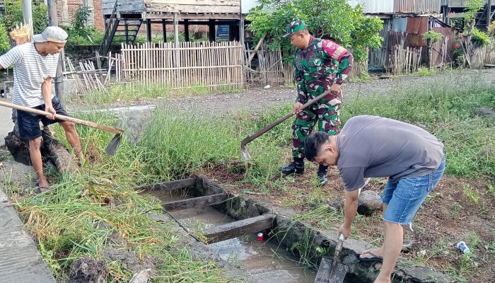 Wujudkan Lingkungan Bersih dan Lancar, Babinsa Pananrang Bersama Warga Bersihkan Drainase Sepanjang 200 Meter